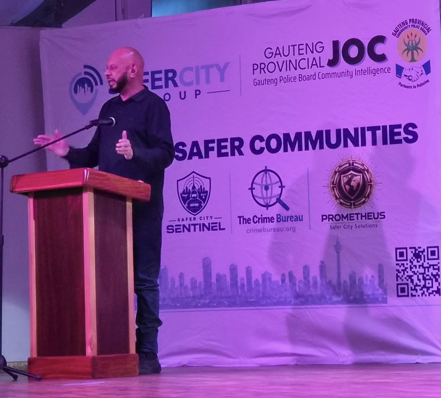Guest speaker Yusuf Abramjee addressing the meeting from the podium